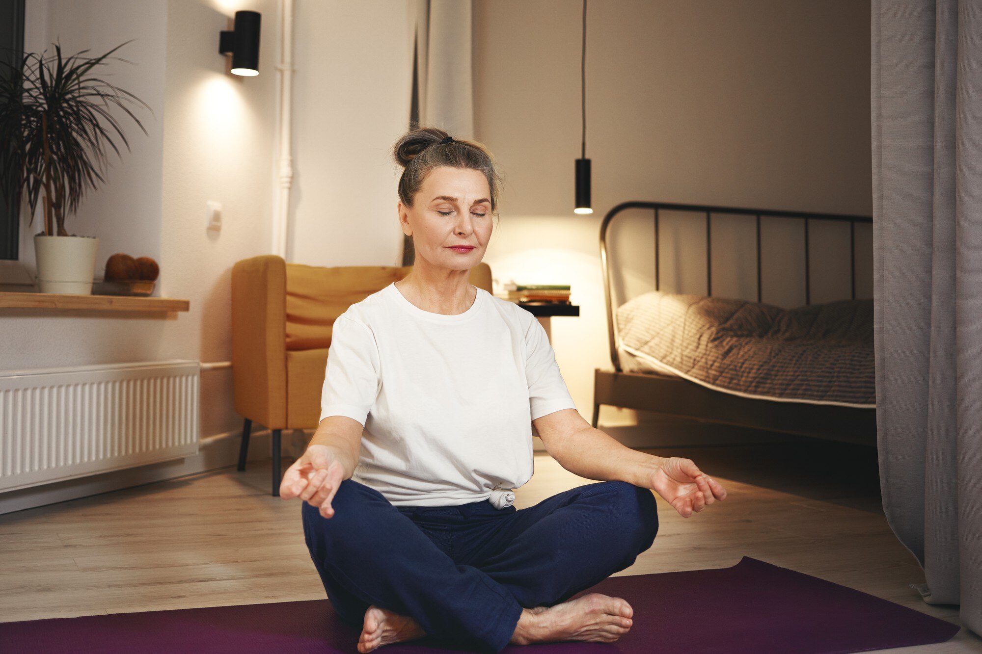 Persona meditando o en calma